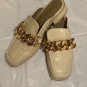 Crème with gold chain slip on mules
